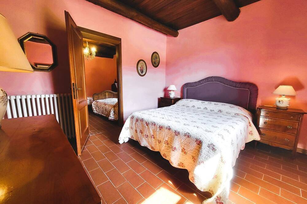 New! Tuscany Farmhouse & barn, private pool, mountain views, sleeping 8, Wifi in Pieve Fosciana, Garfagnana