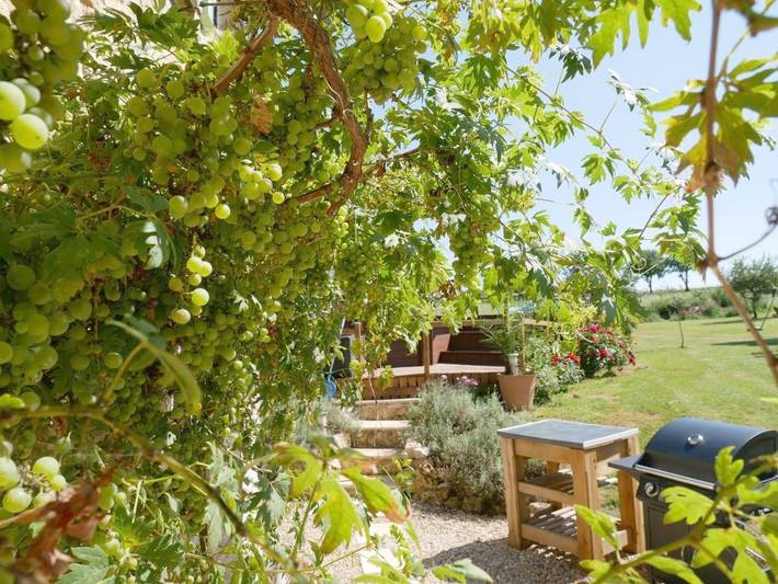 Location de vacances pour 12 personnes, avec jardin ainsi que piscine et vue, adapté aux familles à Montbron - 4