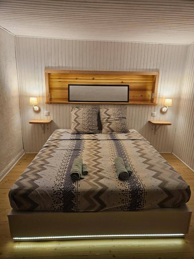 Gîte pour 6 personnes, avec terrasse et vue à Grèzes