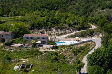 Gîte pour 12 personnes, avec terrasse ainsi que piscine et jardin à Divajeu