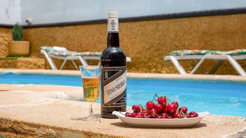 Casa rural para 16 personas, con Balcón/Terraza y Piscina en Cuevas de San Marcos - 2