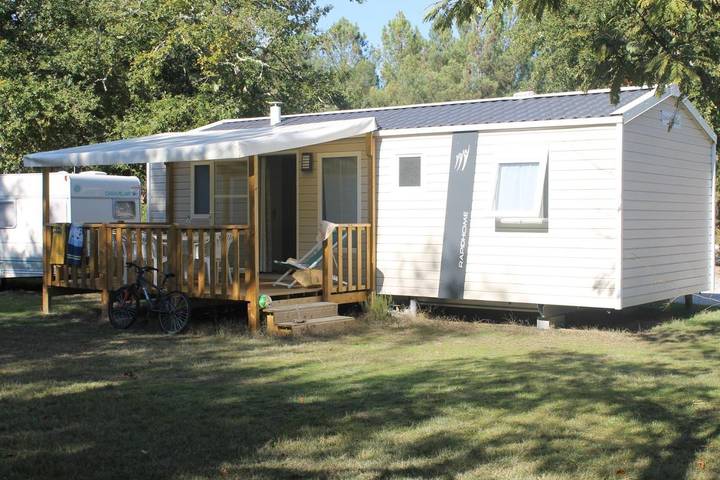 Location de vacances pour 4 personnes, avec terrasse ainsi que jardin et piscine à Lesperon - 2