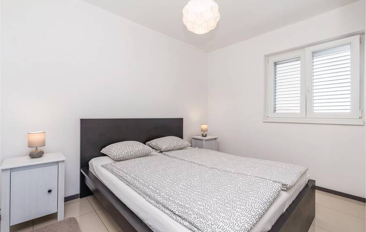 Ganze Ferienwohnung, Apartment mit Meerblick, Terrasse, Parkplatz und WLAN, 700 m vom Strand entfernt in Mandre, Pag
