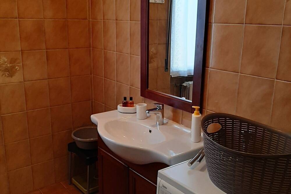 Appartamento intero, Appartamento Classico Con 2 Camere Ampie E 2 Balconi in Piacenza, Provincia di Piacenza