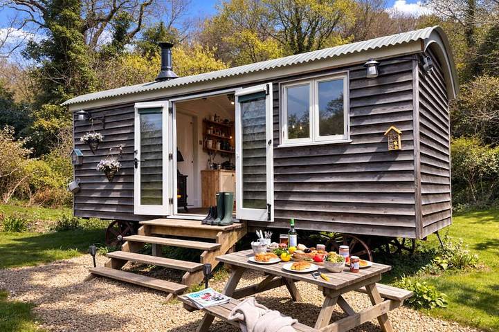 Glamping for 2 people, with hot tub and garden in The Lizard Peninsula