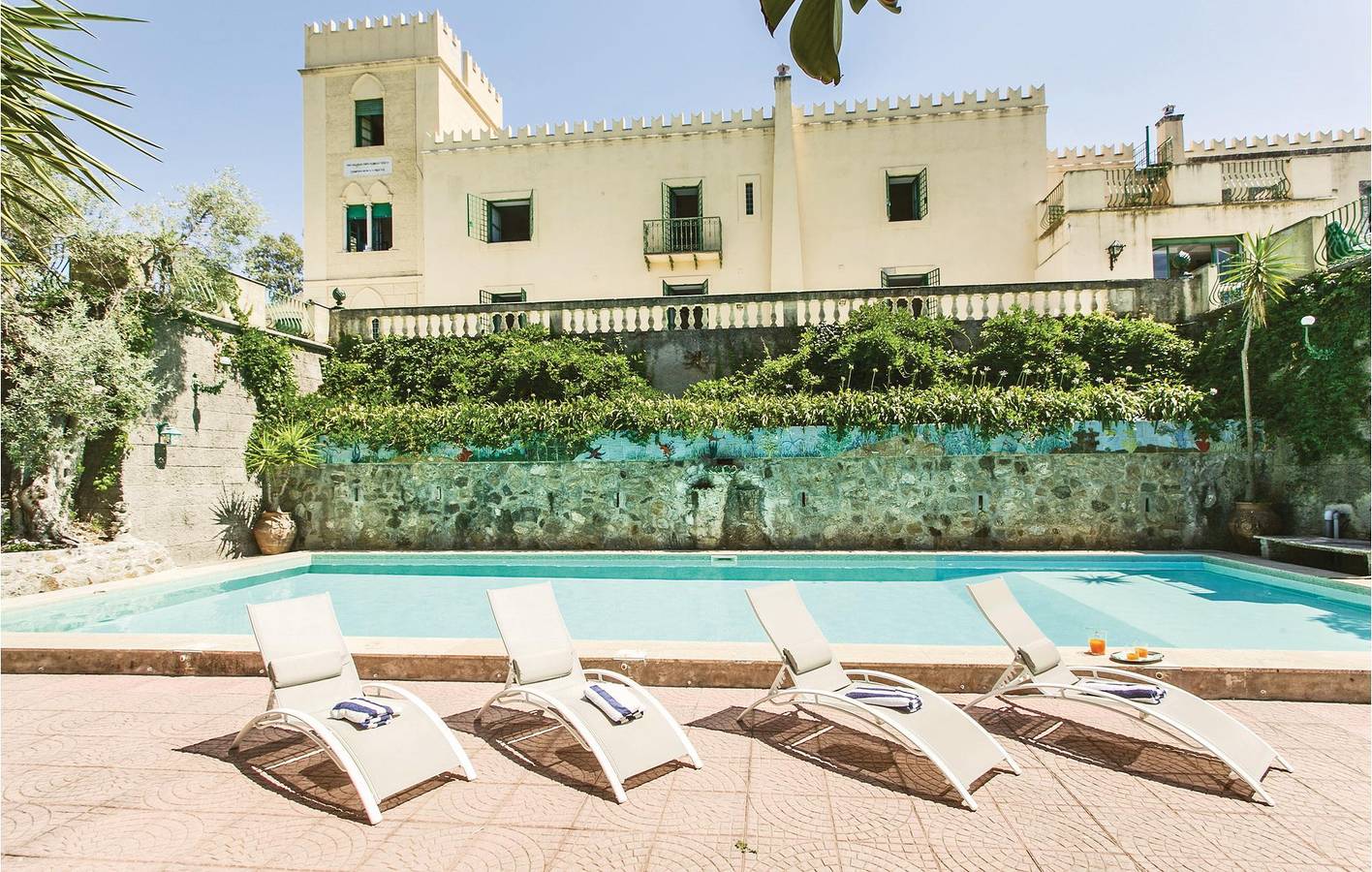 2.5km Strand Apartment mit AC, Pool & Terrasse in Venetico, Messina Provinz