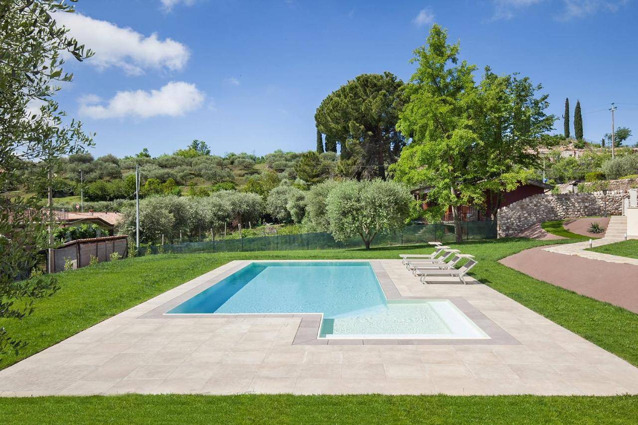 Villa Chiara Apt 1- Appartamento in villa con piscina in Cavaion Veronese, Gardasee-Berge