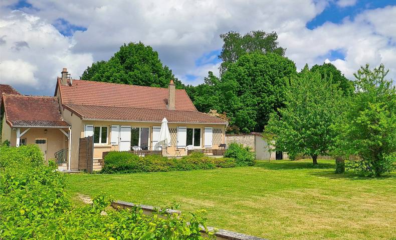 Location de vacances pour 7 personnes, avec Terrasse et Jardin à Ravières