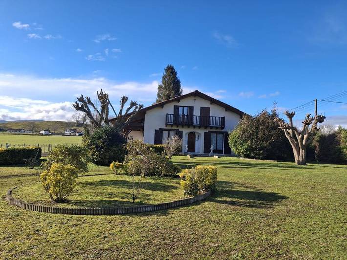 Location de vacances pour 11 personnes, avec jardin et vue à Ahaxe-Alciette-Bascassan