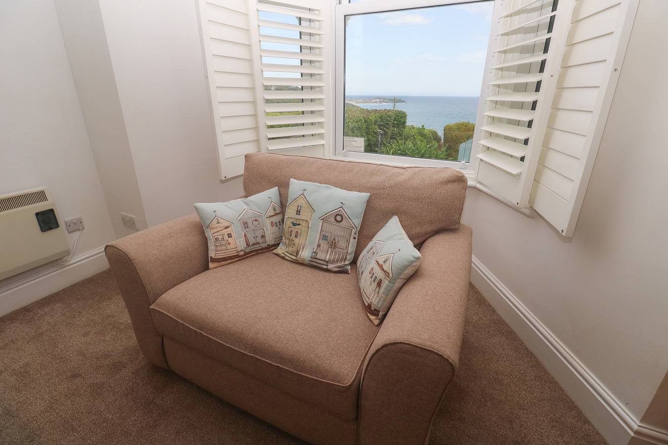 Entire apartment, Apartment 1 Llewellan in Carbis Bay, Cornwall