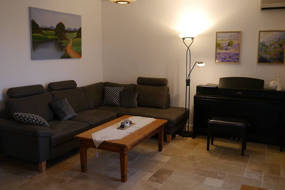 Cozy vacation home with heated pool + whirlpool, sauna. Pet friendly.  in Castillon-du-Gard, Region de Nimes