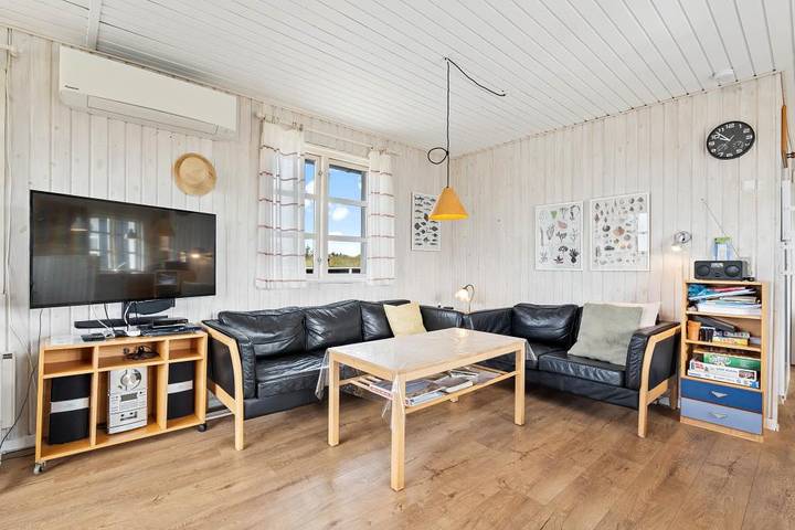 Schönes Ferienhaus in Klegod mit Holzofen und Sauna für 4 Personen in Ringkøbing, Holmsland Klit