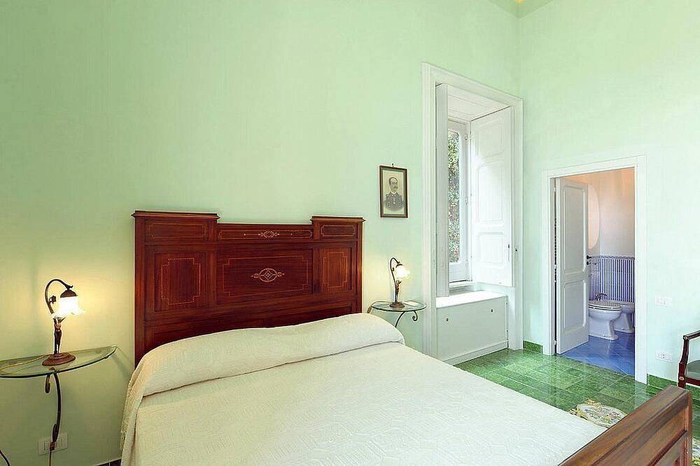 Villa Elidea D: An elegant and welcoming apartment which faces the sun and the sea, with Free Wi-Fi. in Spiaggia Duoglio, Amalfi