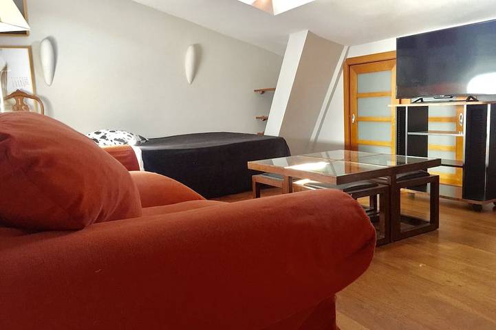 Appartement entier, Appartement Abuhardillado à Madrid Rio / Matadero. WIFI<br> in Madrid, Área Metropolitana de Madrid