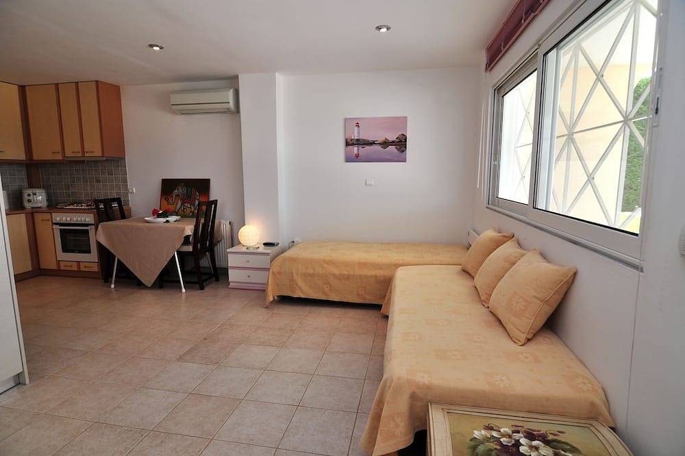 Ein moderner ruhiger Platz mit einem privaten Pool, Garten und Bbq in Theologos, Fthiotida