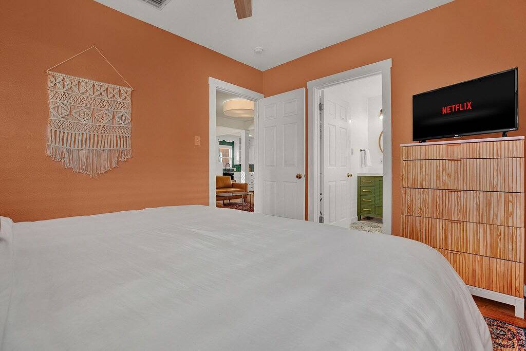 ★Artsy & Luxurious ~ Backyard Oasis, Hot Tub, Bar★ in Gillespie County