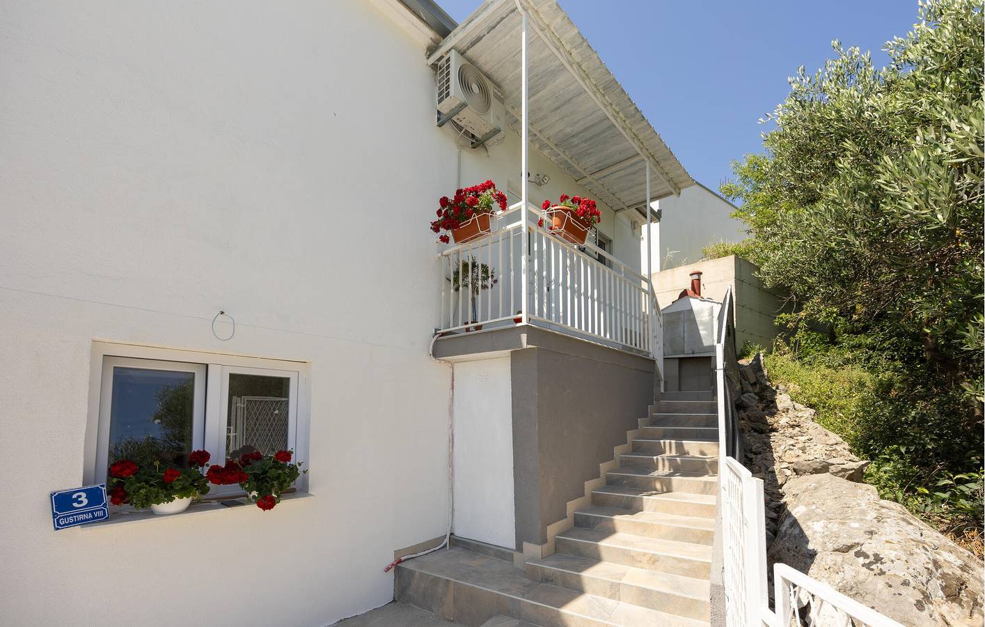 Geheel vakantieappartement, Gezellig appartement met terras, keuken, wifi en parkeergelegenheid in Marina, Split-Dalmatië