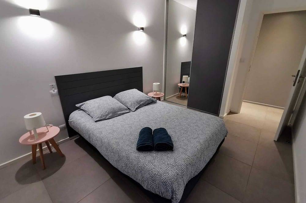 Villa 2 contemporaine avec piscine, 4 chambres, 3 sdb, 2Wc, parking voiture éléc in Hyeres, Parc national Port-Cros