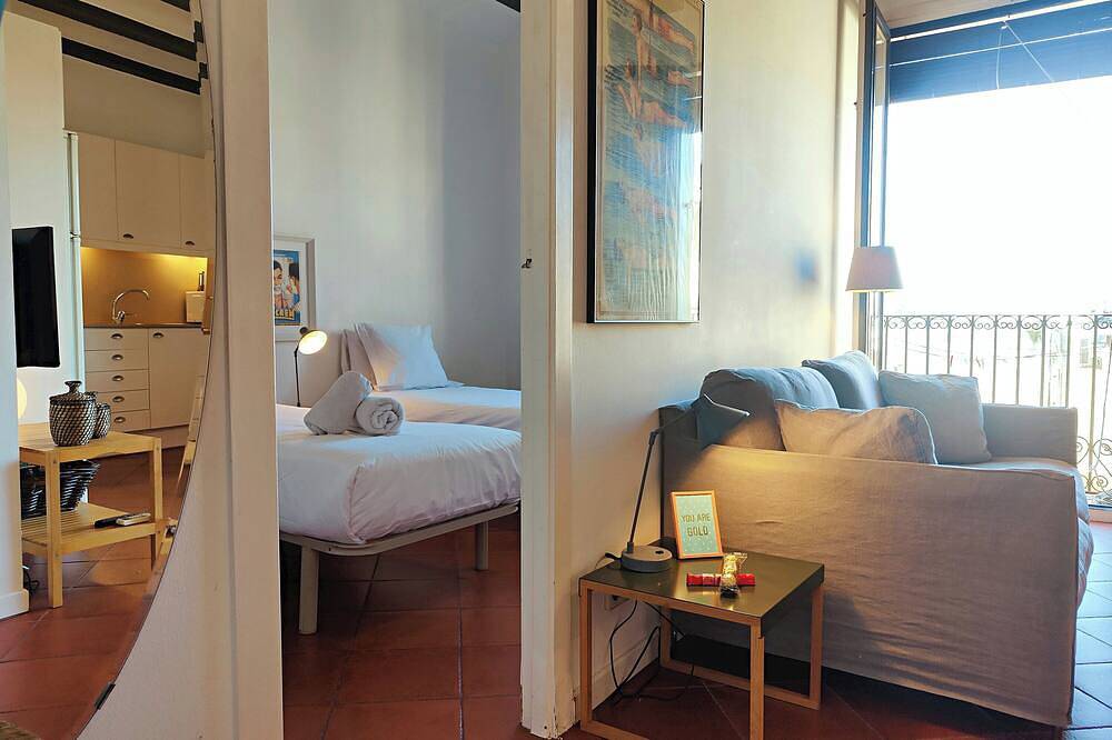 Entire apartment, Sunny, Central & Tranquil. 1br. Plaça Catalunya Rb in Barcelona Centre, Barcelona