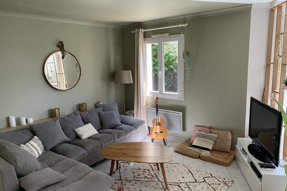 Quiet villa with swimming pool and garden in Aubais, Nimes region