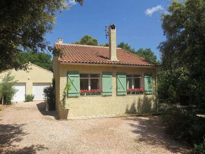 Villa pour 6 personnes, avec balcon ainsi que piscine et jardin