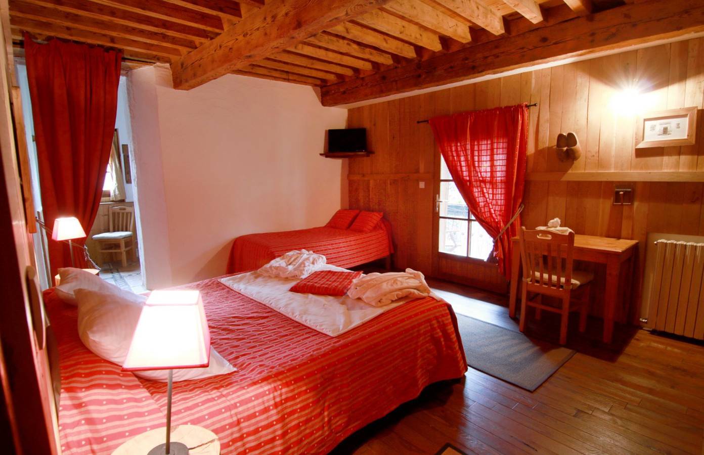 Relais de L'Empereur chambres d'hôtes - Chambre 4 Lustou in Sailhan, Pyrénées