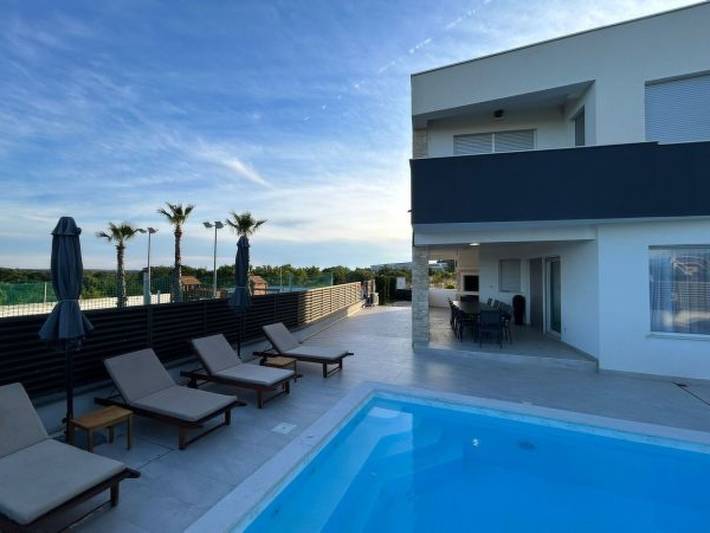 Ferienhaus für 12 Personen, mit Balkon und Whirlpool sowie Terrasse und Garten in Poljica Brig