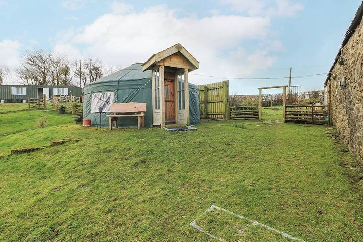 Glamping for 5 people, with garden in Carmarthenshire