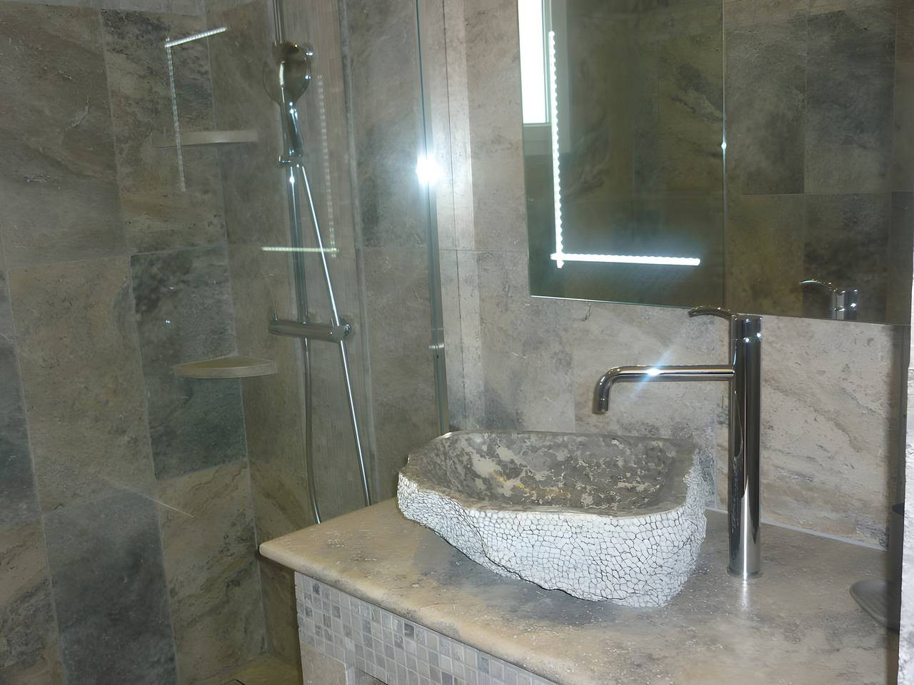 Chambre « Frédéric Mistral », La Bastide des Mereuilles avec terrasse privée, Wi-Fi et climatisation in Orange, Vaucluse