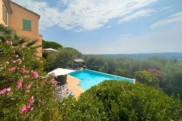 Villa per 9 persone, con piscina e giardino nonché vista oceano, adatto a famiglie con bambini in Grasse