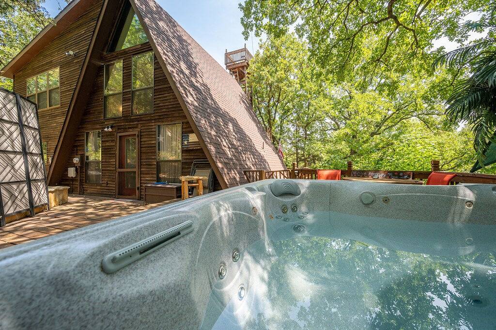 Enchanting Lake Texoma Cabin with Hot Tub in Lake Texoma