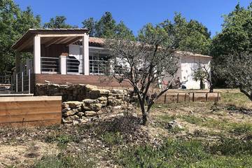 Location de vacances pour 9 personnes, avec terrasse et jardin à Caseneuve