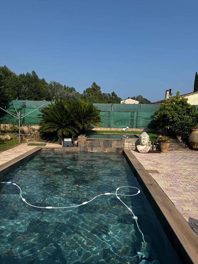 Location de vacances pour 6 personnes, avec jacuzzi ainsi que jardin et piscine, animaux acceptés à Pégomas - 3