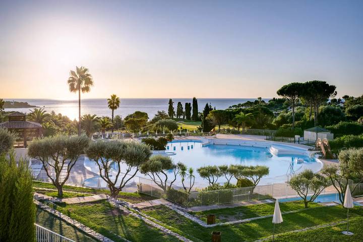 Gîte pour 5 personnes, avec Terrasse ainsi que Piscine et Vue à Saint-Raphaël - 2
