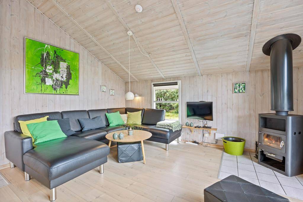 Well-maintained holiday home with sauna and enclosed terrace in Bjerregård, Holmsland Klit