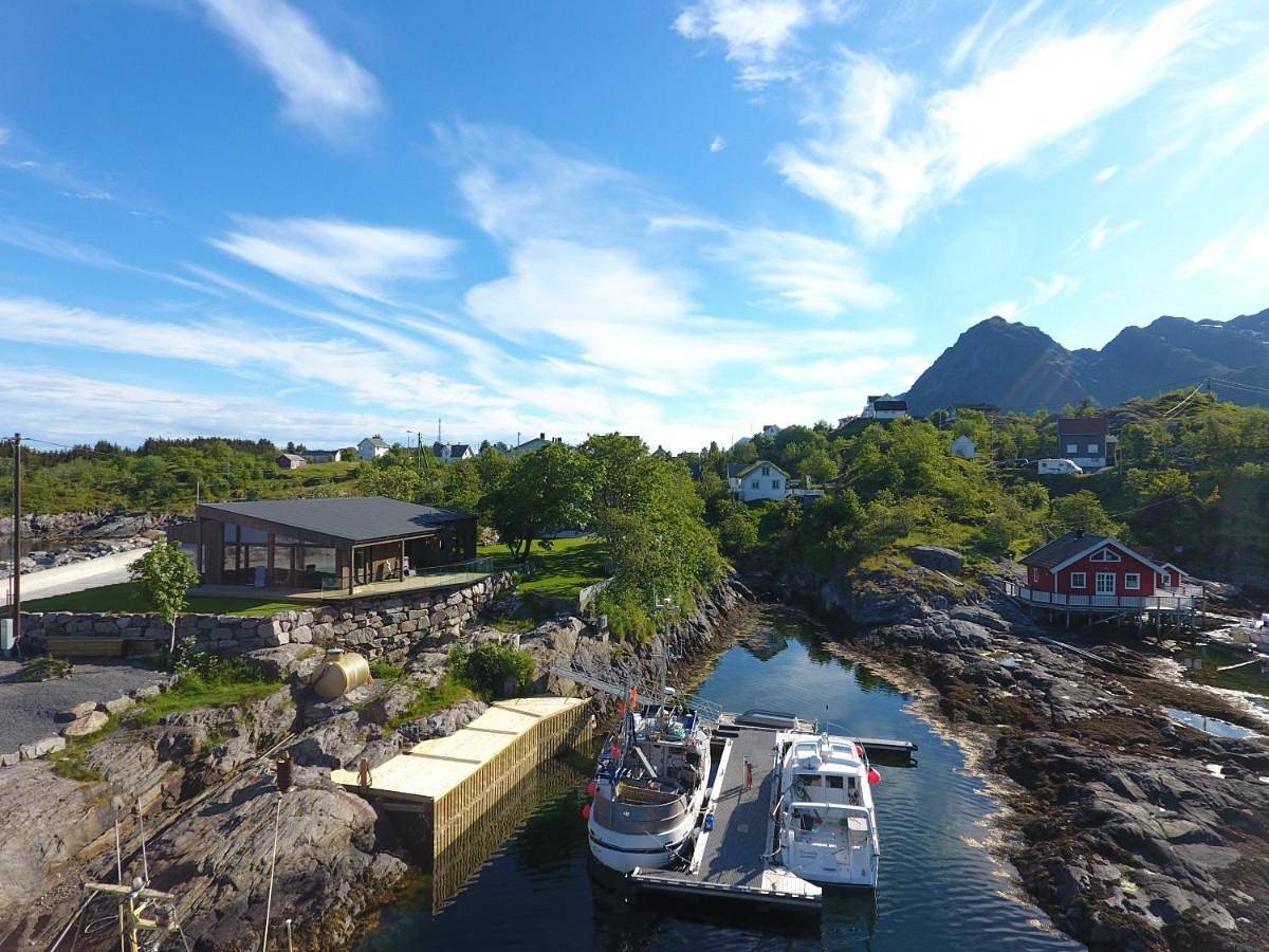 Waterfront Villa with Private Dock in Lofoten in Moskenes 