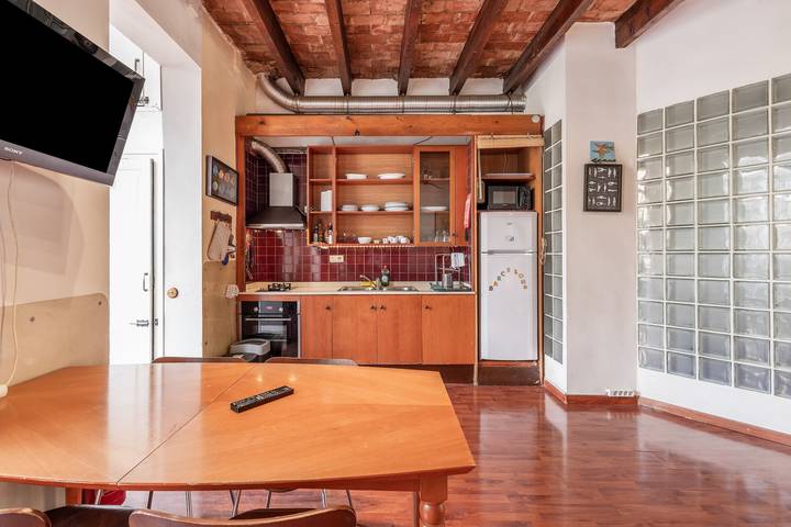 Entire apartment, 'Lovely with Terrace' Apartment with Private Terrace, Balcony, and Wi-Fi in Sarrià - Sant Gervasi, Barcelona