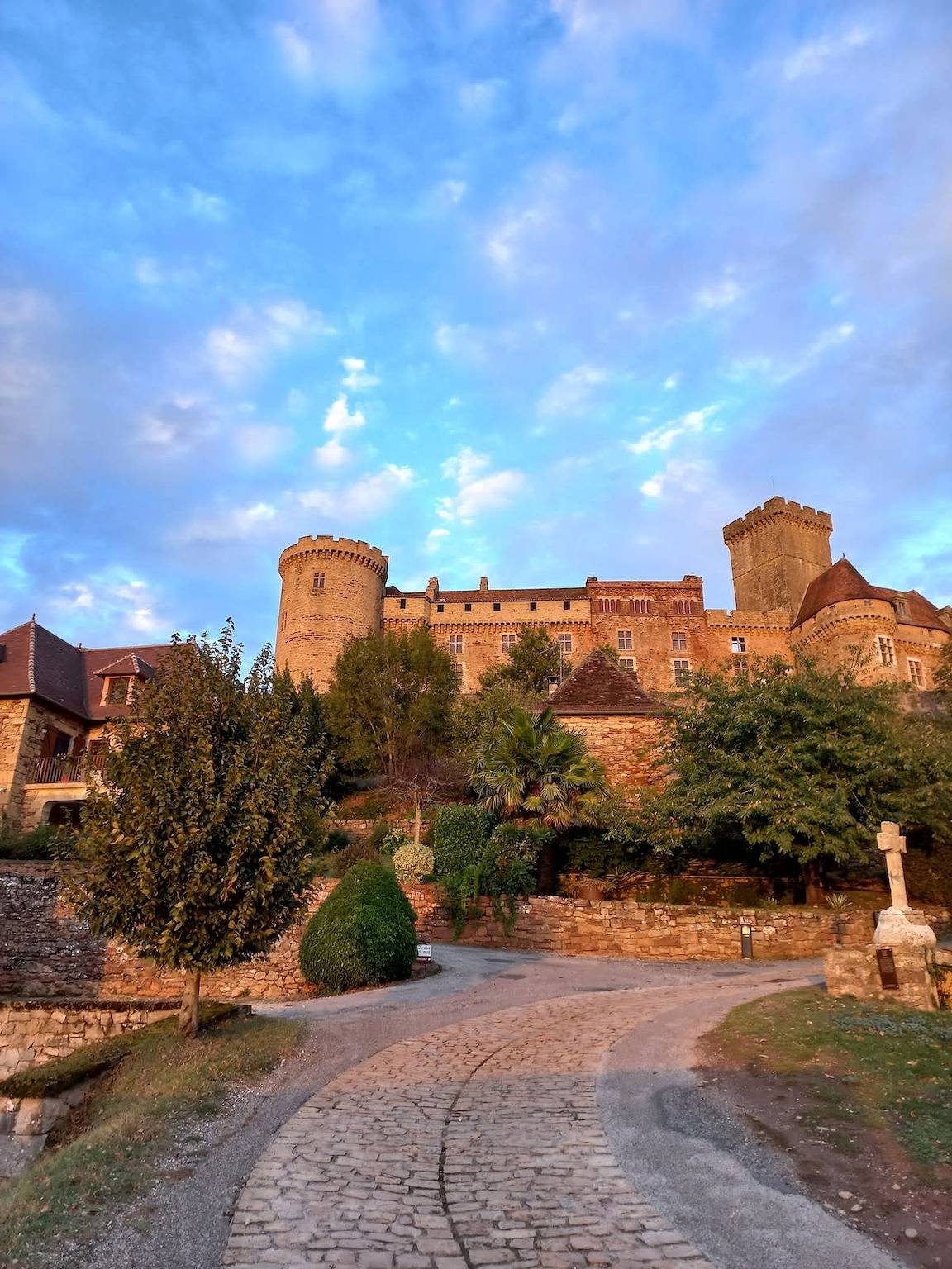 Nuitée au pied du Château de Castelnau in Prudhomat, Lot