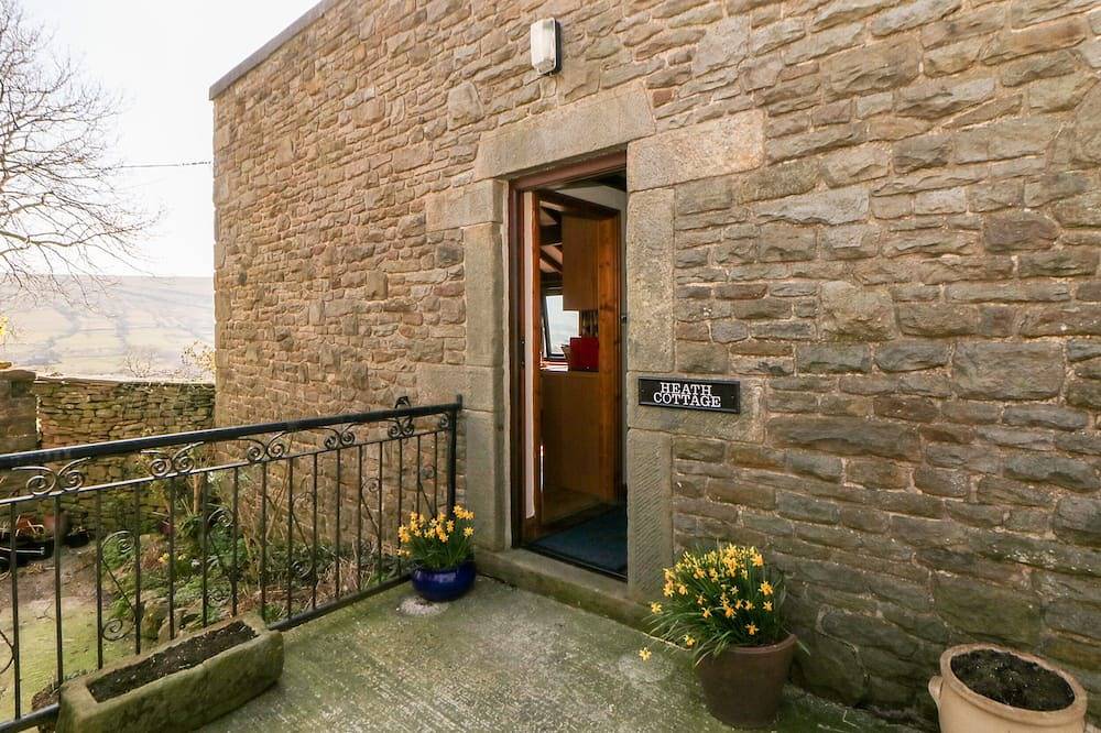 Heath Cottage, character holiday cottage, with a garden in Edale in Edale, Derbyshire
