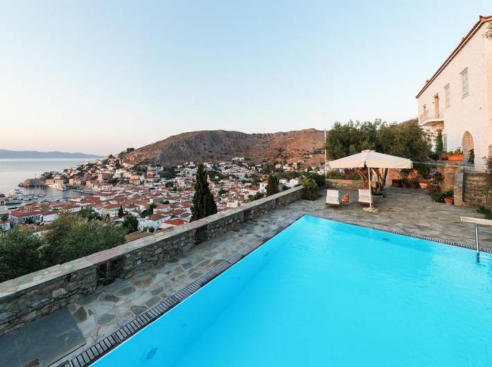 Holiday rental for 8 people, with pool and view as well as terrace in Hydra