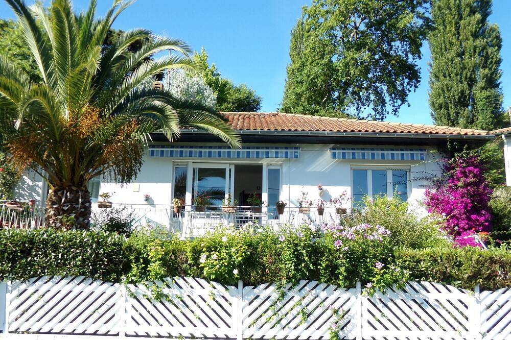 Entire apartment, Apartment in villa in residential and quiet area, near the beach, center city and shops., in Ciboure, Bayonne region