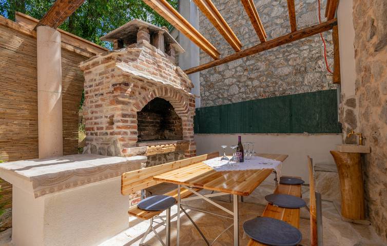 Reizende 1-Zimmer-Wohnung mit Pool, Terrasse und WLAN in Imotski, Makarska Riviera