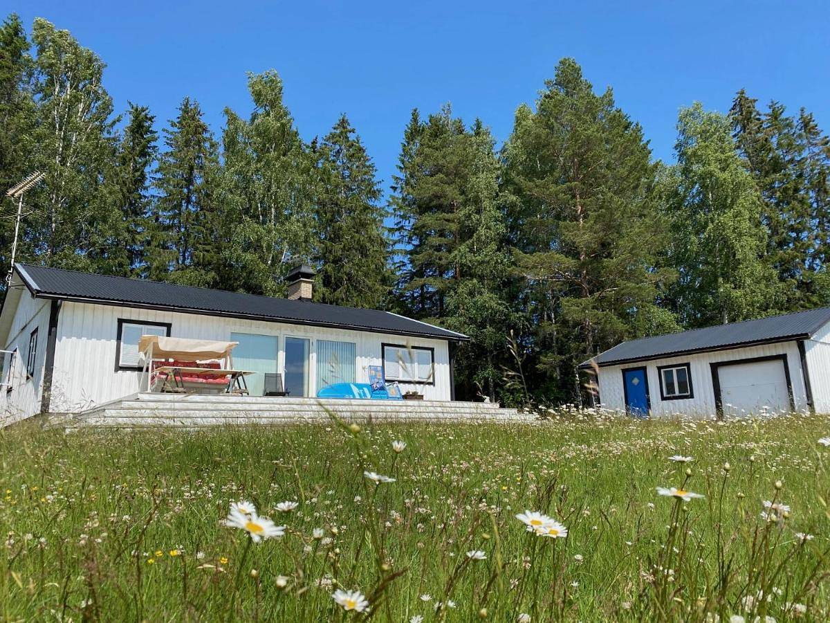 Underbar sjöutsikt nära bad och fiske in Storfors, Värmland
