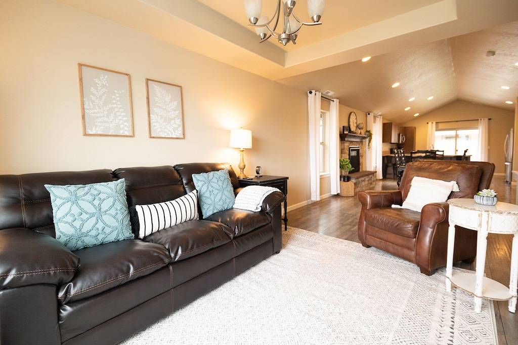 King bed - Pet Friendly - Jameson's Place in Bend, Mt. Bachelor