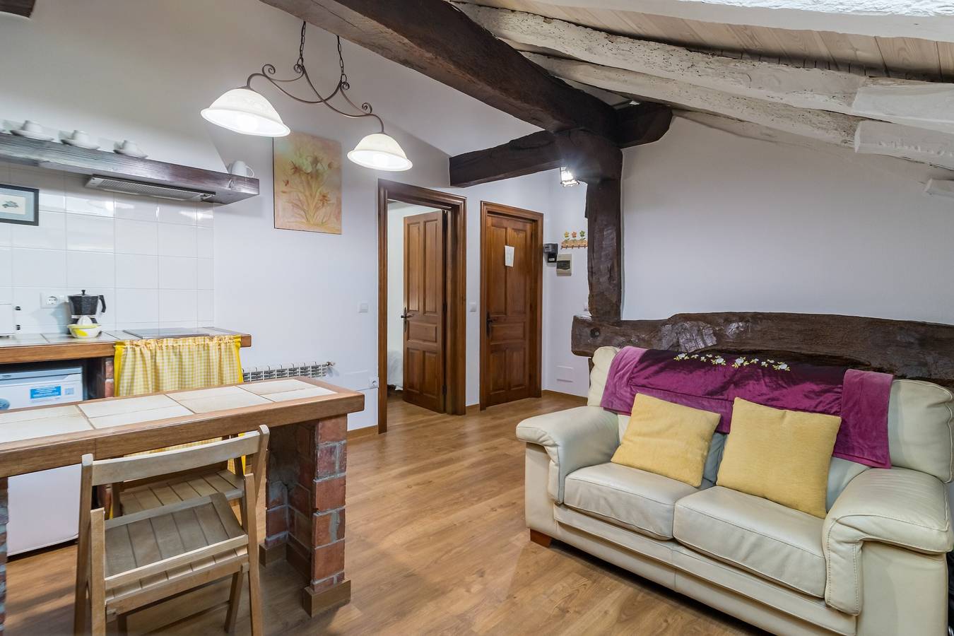 Casa Rural 'Velarde Apto 2' con Vistas a la Montaña, Jardín Privado y Wi-Fi in Torrelavega, Costa de Cantabria