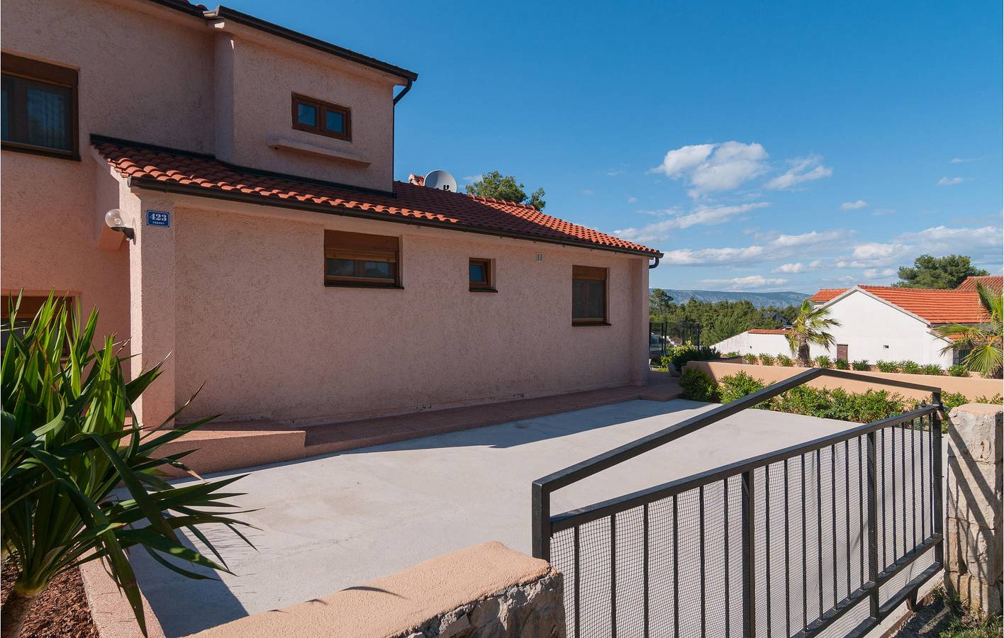 Geräumige 2-Zimmer-Wohnung mit Pool und Terrasse, 2,5 km vom Strand entfernt in Vrboska, Hvar