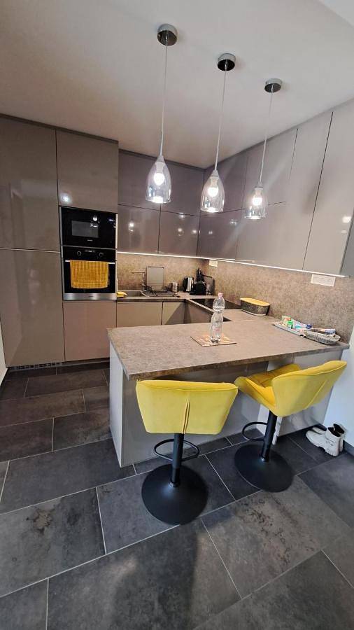 Ferienwohnung für 4 Personen, mit Pool und Ausblick sowie Garten und Seeblick