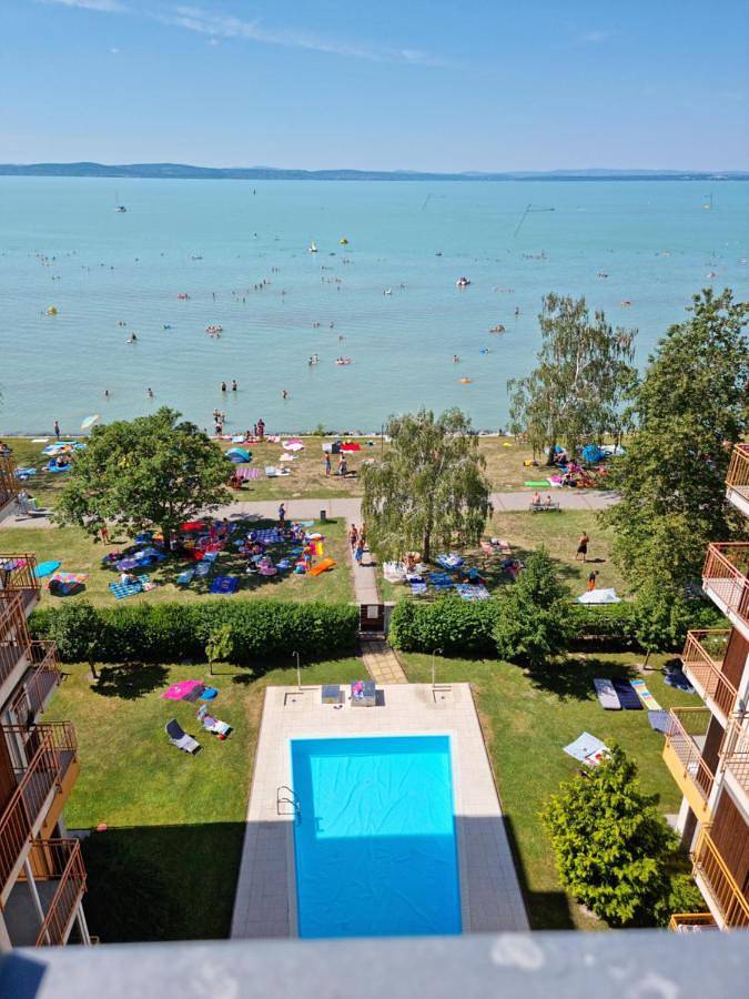 Ferienwohnung für 6 Personen, mit Ausblick und Seeblick sowie Pool und Garten in Siofok