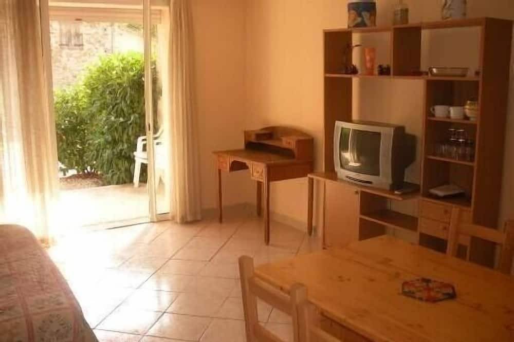 Appartement entier, Location d'appartements et de studios meublés au calme exposés plein sud in Castellane, Parc naturel régional du Verdon