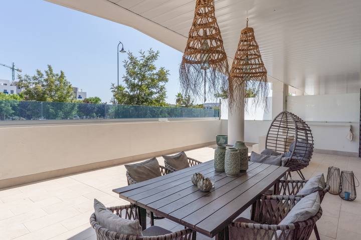 Entire apartment, Apartment 'Jardines De Las Lagunas' with Shared Pool, Wi-Fi and Air Conditioning in Mijas Costa, Mijas